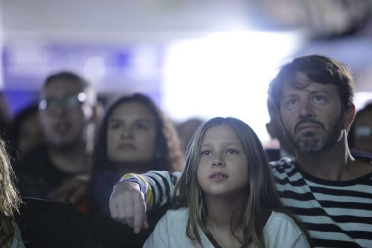 Circuito de Exibição - Lia, Entre o Rio e a Ferrovia - Curta Vitória a Minas II - Marlin Azul (15)