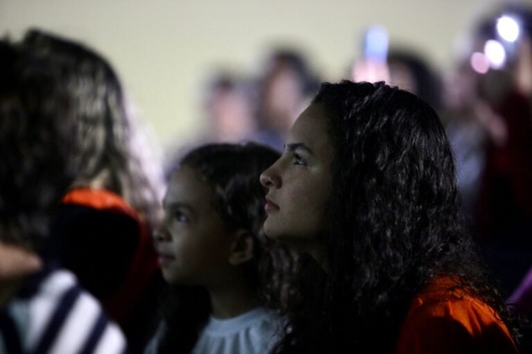 Circuito de Exibição - Lia, Entre o Rio e a Ferrovia - Curta Vitória a Minas II - Marlin Azul (33)