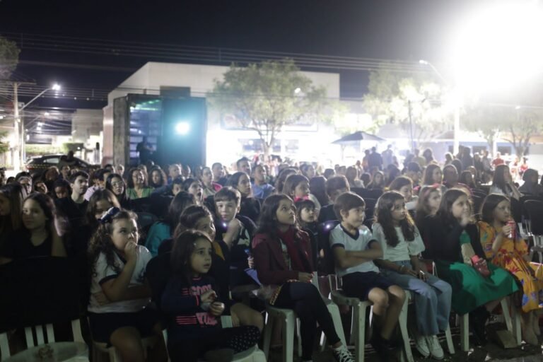 Circuito de Exibição - Lia, Entre o Rio e a Ferrovia - Curta Vitória a Minas II - Marlin Azul (39)